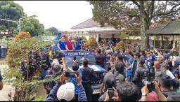 Ribuan Bobotoh Persib datangi rumah manager Persib Umuh Muhtar