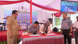 Pj. Bupati Sumedang Yudia Ramli saat melihat langsung saat MOU kerjasama antara lapas kelas II B Sumedang dengan BPJS Ketenagakerjaan. (Ist) 