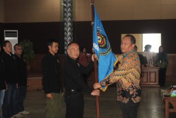 Ketua PWI Provinsi Jabar Hilman Hidayat saat menyerahkan bendera PWI kepada Ketua PWI Sumedang Ade Hadeli di aula Tampomas pusat pemerintahan Sumedang. (Husni nursyaf/jabar memanggil). 