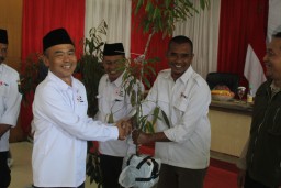 Ketua PMI Kab Sukabumi Serahkan bibit Pohon pada Musyawarah Kerja Di Pendopo Kab Sukabumi (jabar memanggil/apit) 