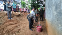 Pj. Bupati Sumedang Yudia Ramli saat meresmikan pembangunan Sistem Penyediaan Air Minum (SPAM) di Desa Cilopang, Kecamatan Cisitu. Kabupaten Sumedang. (Ist) 