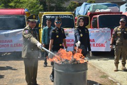 Pemusnahan rokok ilegal dengan cara di bakar dihalaman pusat pemerintahan Kabupaten Sumedang. (Ist) 