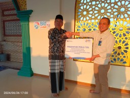 Branch Office Head BRI Bogor Pajajaran, Aris Abdillah, saat menyerahkan bantuan kepada DKM Masjid Al Mustofa Bantar Jati Kota Bogor. ( Jabar Memanggil/ IST)