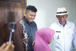 Sekretaris DPC PDI Perjuangan Subang, Niko Rinaldo , mendampingi Mantan Bupati Subang Ruhimat berbincang-bincang dengan salah seorang warga. (Ist) 