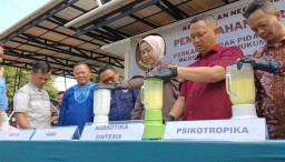 Pemusnahan barang bukti narkoba dengan cara di blander di halaman kajari Sumedang (husni nursyaf/jabar memanggil). 