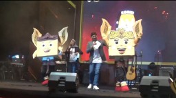 Suma dan Sumi  saat peluncuran maskot dan jingle  KPU Sumedang pada Pilkada 2024  (husni nursyaf/jabar memanggil) 