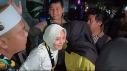 Kadatangan Jamaah Haji asal Kabupaten Sumedmah yang tergabung dalam kloter 8 di sambut isak tangis keluarga (husni nursyaf/jabar memanggil) 