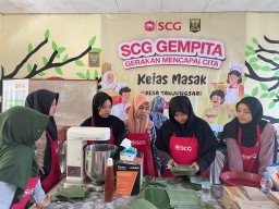 SCG Gempita saat memberikan pelatihan, keterampilan dan keahlian bagi masyarakat yang tidak mempunyai penghasilan tetap.