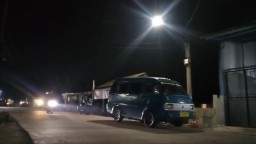 Perbaikan lampu jalan di kawasan Cinangneng ini telah selesai dilakukan, memberikan penerangan optimal untuk meminimalisir kecelakaan di malam hari. Keselamatan dan kenyamanan warga adalah prioritas Dishub Kabupaten Bogor. ( jabar memanggil/ist) 