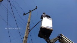 Kepala UPT P4 Wilayah IV Dishub Kabupaten Bogor, Ika Sobariah beserta Stafnya dan Kepala Desa Puraseda, Asep Ruhiyat saat melakukan monitoring perbaikan lampu jalan di Desa Puraseda. ( jabar memanggil/ ist) 