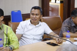 Deden Galih Anggota DPRD Jabar Sekaligus Bacalon Bupati Garut Saat Diruang Kerjanya. (Jabar Memanggil/ Wildan )