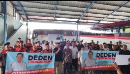 Sejumlah Karyawan Bus Primajasa Di Garut Saat Berikan Dukungan untuk Bakal Calon Bupati Garut, Deden Galih (jabar memanggil) 