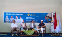 Widi Nugroho (Pakai Topi Putih)  Bersama Bakal Calon Bupati Garut Saat Menjadi Narasumber Rempug Mahasiswa Di STIE Yasa Anggana. (Jabar Memanggil/ Wildan)