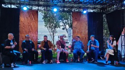 Bakal Calon Bupati Garut, Deden Galih (Memakai Jaket Kulit Coklat)  Bersama Bacalon Bupati Saat Bincang-bincang di Festival Baso Aci (jabar memanggil) 
