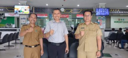 Deden Galih (Tengah) Anggota DPRD Jawa Barat, Bersama Pegawai Kantor Samsat Garut Usai Melakukan Monitoring