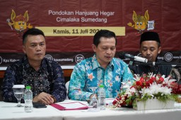 Ketua KPU Sumedang saat membacakan  rapat pleno rekapitulasi hasil verifikasi faktual bakal pasangan calon Bupati dan Wakil Bupati tahun 2024 di tingkat Kabupaten (ist) 