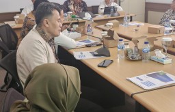 Anggota DPRD Jawa Barat, Deden Galih Saat Mengikuti Rapat Bersama Jajaran Direksi Bank Intan Jabar (Fadillah) 
