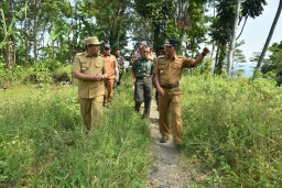 Pj Bupati Sumedang Yudia Ramli saat meninjau langsung ruas jalan Jalan Tanjungmulya-Boros (ist) 
