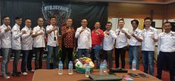 Bakal Calon Bupati Garut,.Deden Galih (Pakai Batik) usai menghadiri deklarasi dari Monreker