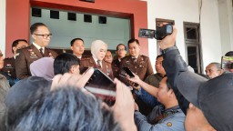 Belasan wartawan saat mewancarai  Kajari Kota Sukabumi, Setiyowati di Hari Bhakti Adyaksa (*) 
