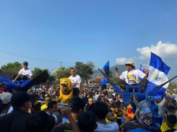 Bakal calon Bupati Sumedang Erwan Setiawan dan beberapa legenda persib disambut meriah ribuan warga jatinangor. 
