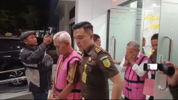 Para tersangka saat dibawa ke mobil Kejaksaan negeri Sumedang (husni nursyaf) 