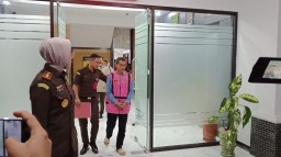 Tersangka di dampingi petugas saat keluar dari ruangan kantor Kajari Sumedang (jabar memanggil) 
