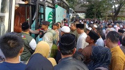 kedatangan jamaah haji di sambut ribuan kerabat keluarga yang memadati Pusat Pemerintahan Sumedang (jabar memanggil) 