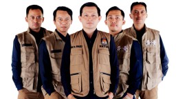 Ketua KPU Sumedang Ogi Ahmad Fauzi (tengah) bersama anggota KPU Sumedang. 