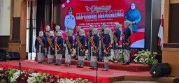 Salah satu peserta dari Badan Keuangan dan Aset Daerah (BKAD) Kabupaten Sumedang, saat mengikuti lomba  Paduan Suara antar SKPD dan Kecamatan yang dilaksanakan Aula Tampomas, Pusat Pemerintah Kabupaten Sumedang. 