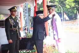 Wakil Presiden Republik Indonesia KH Ma'ruf Amin saat memberikan penghargaan Kartika Astha Brata kepada lulusan terbaik. 