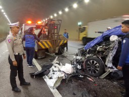Kecelakaan mini bus di tunnel tol Cisumdawu