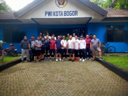 Pengurus dan Anggota PWI Kota Bogor, bersiap mengikuti program jumat Sehat di depan Sekretariat PWI Kota Bogor. ( Jabar Memanggil/ PWI Kota Bogor) 