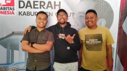 Ketua Bapilu PSI Jawa Barat, Widi Nugroho (Tengah) Bersama Pengurus PSI DPD Garut Usai Wawancara Bersama Awak Media di Kantor Sekretariat DPD PSI Garut, Jalan Proklamasi,Kec. Tarogong Kidul.( jabar memanggil/ Wildan) 