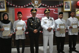 Pj Bupati Sumedang Yudia Ramli beserta Kepala Lembaga Pemasyarakatan II B Sumedang Ratri Handoyo Eko Saputro saat memberikan remisi HUT kemerdekaan Republik Indonesia ke-79. 
