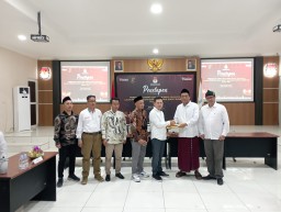 Ketua KPU Sumedang Ogi Ahmad Fauzi Saat memberikan berita acara penetapan pemenuhan syarat dukungan bakal pasangan calon perseorangan bupati dan wakil bupati Sumedang 2024 di aula KPU Sumedang. 