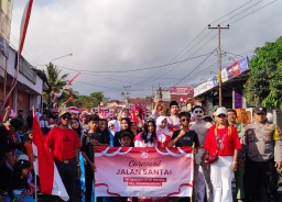 Ketua RW 04, Rahmat Efendi (Membawa Bendera) saat akan melepas karnaval. ( jabar memanggil/Wildan) 
