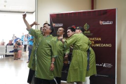 Cabup Dony Ahmad Munir melakukan foto selfie dengan beberapa pasangan calon lainnya saat melakukan pemeriksaan di RSUD Umar Wirahadikusumah. 
