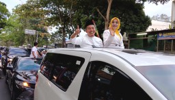 Pasangan Eni Sumarni dan Ridwan Solihin saat menuju kantor KPU Sumedang untuk mendaftar pemilihan Bupati dan Wakil Bupati Sumedang. 