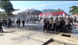Sejumlah personil Polres Sumedang saat aksi unjuk rasa pada simulasi Simpamkota Menghadapi Pilkada 2024.
