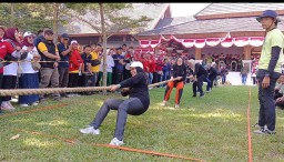 Peserta dari BPBD Kabupaten Sumedang saat mengikuti tarik tambang kegiatan Sumedang Bergerak Masyarakatnya (Bergema) HUT RI ke-79 di lapangan Pusat Pemerintahan  Sumedang. 