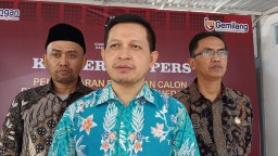 Ketua KPU Sumedang Ogi Ahmad Fauzi (tengah) saat jumpers di Kantor KPU Sumedang, Selasa 27 Agustus 2024.
