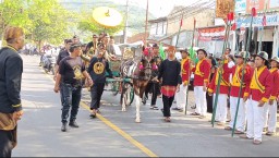 Dengan menaiki kereta kencana, pasangan Hendrik Kurniawan-luky Johari mendaftar ke KPU Sumedang. 