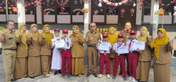 Sejumlah Siswa SDN  1 Pakuwon   Yang Berprestasi Saat Bersama Para tenaga pengajar. (Wildan/jabar memanggil) 