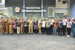 Pj. Bupati Sumedang, Yudia Ramli bersama Rektor UNPAD Rina Indiastuti di dampingi oleh beberapa SKPD, Dosen dan Guru Besar Unpad saat berfoto di depan Gedung rumah sakit hewan Unpad. 
