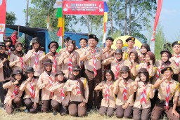 Calon Wakil Gubernur Jabar, Erwan Setiawan berfoto bersama para anggota  pramuka di Buper Kiarapayung Desa Sindangsari Kecamatan Sukasari Kabupaten Sumedang.  