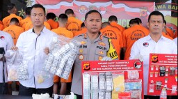 Kapolres Sumedang AKBP Joko Dwi Harsono saat menunjukan barang bukti sabu dan beberapa bukti lainnya press di Mako Polres Sumedang. 
