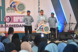 Ketua DPD BKPRMI Kabupaten Sumedang, H. Ayi Subhan Hafas, saat memberikan sambutan pada milad BKPRMI ke 47 di gedung nusantara Sumedang. 

