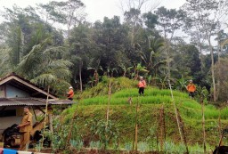 Tim Pusdalop BPBD Kabupaten Sumedang yang datang ke lokasi lansung melakukan  asesmen, saung milik  Oma yang tergerus longsor. 