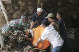 Anggota TNI di bantu relawan dan masyarakat membantu evakuasi Penemuan mayat tanpa identitas di aliran Sungai Cipadaulun, Kecamatan Majalaya Kabupaten Bandung. (Kris) 